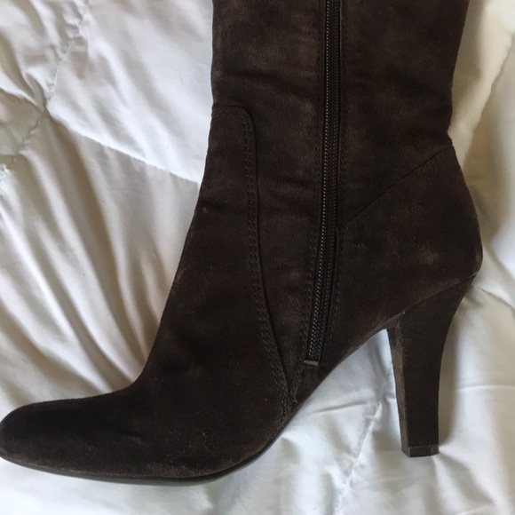 Lightly used brown suede boots - Picture 2 of 6